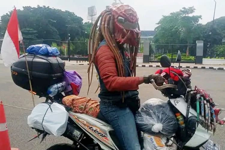 Balik Ke Tangerang, Pemudik Asal Pemalang Gunakan Kostum Predator Naik Sepeda Motor