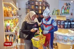 Kreatif, Rumah BUMN Rembang Siapkan Ultraman Jadi Pelayan Pusat Oleh-oleh