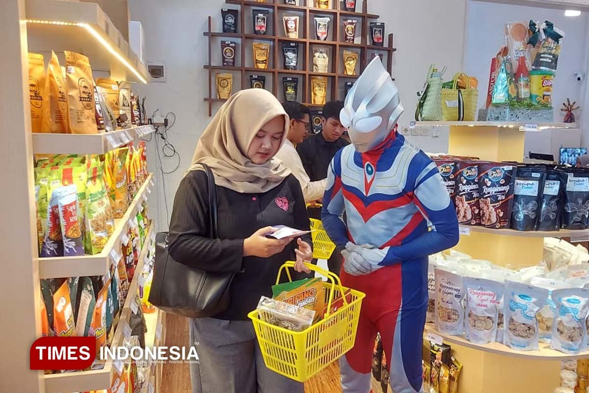 Kreatif, Rumah BUMN Rembang Siapkan Ultraman Jadi Pelayan Pusat Oleh-oleh