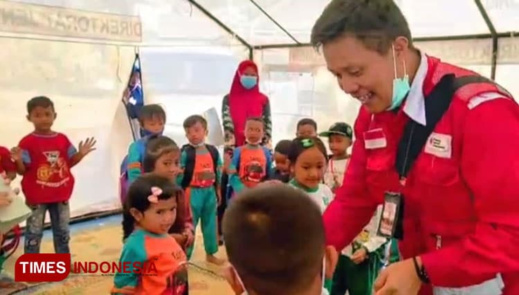 PMI Banjarnegara Hibur Anak-Anak di Sekolah Darurat Erupsi Semeru