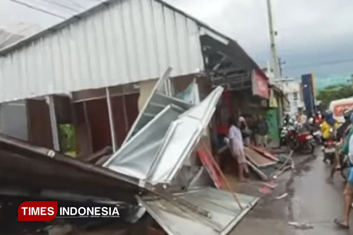 Jelang Berbuka, Kios Pedagang dan Rumah Warga Pemalang Diterjang Angin Puting Beliung